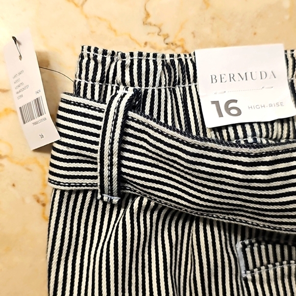 NWT Lane Bryant Black & White Stripe High-Rise Stretch Bermuda Shorts 16 - Picture 4 of 6